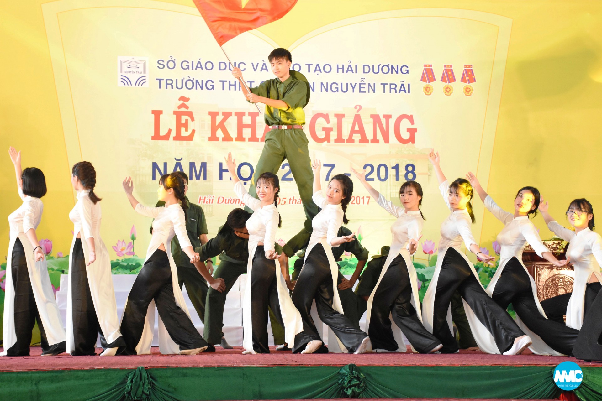 GÁI CHUYÊN VĂN, TRAI CHUYÊN HÓA – SỰ KẾT HỢP KHÓ HOÀN HẢO HƠN TRONG BUỔI NGOẠI KHÓA ĐẦU TIÊN